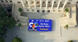 \"Ulu Öndər Heydər Əliyev izindəyik\" adlı fləşmob keçirildi - VİDEO