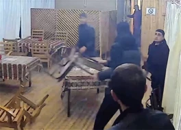 Bakıda müştərilər kafe sahibi və ofisiantı döydülər