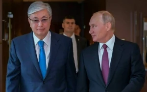 Putin Tokayevin atasının adını yenə səhv dedi