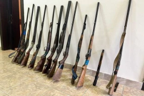 Ağcabədi sakinləri 10-dan çox silahı polisə təhvil verdilər