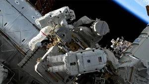 Qadınların kosmos gəzintisində çanta detalı