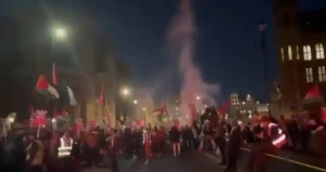 Bu ölkədə insanlar İsrailə səssiz qaldığı üçün hökumətə etiraz etdilər