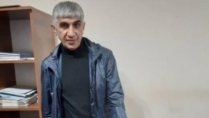 Axtarışda ola-ola tapança satmaq istədi, polis yaxaladı - FOTO