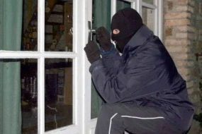 Bakıda mənzildən 15 min manatlıq qızıl və xeyli pul oğurlandı