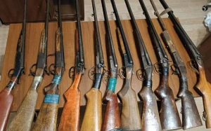 Vətəndaşlar qanunsuz saxladıqları ov tüfənglərini polisə təhvil verdilər