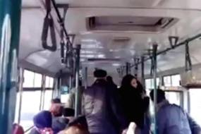 Avtobusda qadın sərnişinlər saçyolduya çıxdılar - Səbəbi DƏHŞƏTƏ GƏTİRDİ + VİDEO