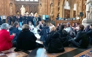 Britaniya parlamentində oturaraq etiraz aksiyası keçirdilər