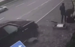 Piyada avtomobilin zərbəsindən son anda xilas oldu - Video
