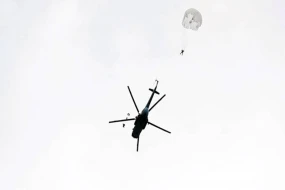 Azərbaycanın dəniz xüsusi təyinatlıları paraşüt tullanışları icra etdilər - VİDEO