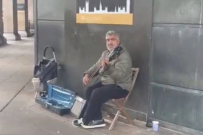 London küçələrində \"Sən gəlməz oldun\" - VİDEO