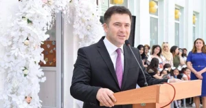 Azərbaycanda ŞOK hadisə: Təhsil İdarəsinin müdiri şagirdi döydü – VİDEO