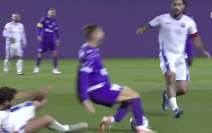 Azərbaycan futbolunda qorxulu anlar, oyunçunun ayağı qırıldı - VİDEO