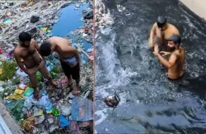 Hindistandan görüntülər... Soyunub zibillə dolu suya girdilər - VİDEO
