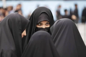 İranda intihar hadisəsi: 19 yaşlı qız baş örtüyü ilə özünü asdı