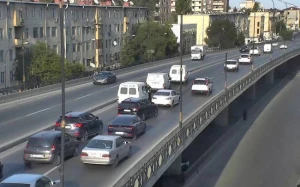 Bakıda körpünün üstündə qalan nasaz nəqliyyat vasitəsi yolda sıxlıq yaradıb