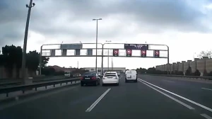 \"Prius\" \"Aeroport yolu\"nda təhlükə yaratdı - VİDEO
