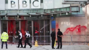 BBC-nin ofisini qırmızıya boyadılar