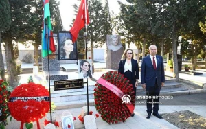 Şimali Kipr Türk Cümhuriyyətinin Prezidenti Qənirə Paşayevanın  məzarını ziyarət etdi