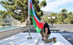 Prezident Sərsəng su anbarının ərazisində Azərbaycanın Dövlət Bayrağını ucaltdı - FOTO