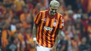 \"Qalatasaray\" azarkeşləri İkardinin MRT etdirdiyi xəstəxanaya zəng vurdular - VİDEO