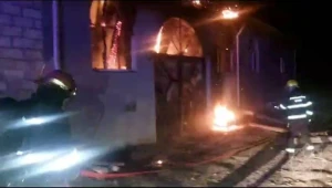 Şəmkirdə ev yandı - \"Mercedes\" də içində... 