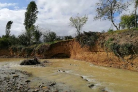Lənkəranda çayın daşması nəticəsində torpaq sürüşməsi olub - FOTO