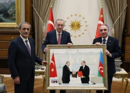 Kamran Əliyev Ərdoğana tarixi rəsm əsəri təqdim etdi