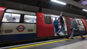 London metrosunda \"Azad Fələstin\" şüarları - Maşinist vəzifəsindən uzaqlaşdırıldı