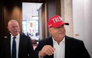 Tramp ona qırmızı papaq hədiyyə etdi