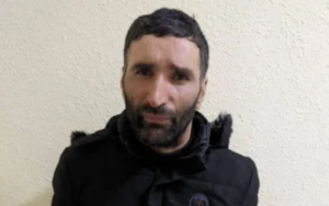 Anasını anlaqsız vəziyyətdə baltalayıbmış - Cəza verilmədi