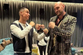 Ronaldu boks üzrə dünya çempionu ilə görüşdü