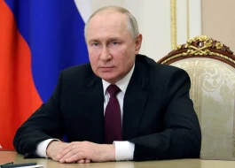 Putin məşhur oval stolundan imtina etdi - FOTO