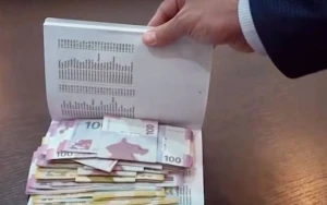 Vəzifəli şəxs rüşvət alarkən SAXLANILDI