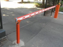 Bakıda köhnə binaların həyətində şlaqbaum quraşdırılması qanunidirmi? 