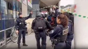 Parisdə polis çarşaf geyinmiş qadını təkbir söyləyərkən güllələdi