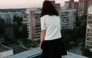 Xırdalanda 13 yaşlı qız özünü binadan atdı