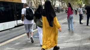 Bu ölkədə ilk dərs günü 300-dən çox tələbə evə göndərildi