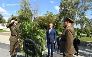 XİN başçısı Xorvatiyada abidəni ziyarət etdi