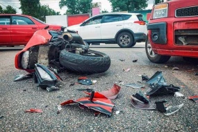Bakıda motosikletlə avtomobil toqquşdu - Xəsarət alan var