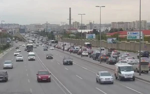 Bakının bir sıra yollarında tıxac yaranıb - SİYAHI