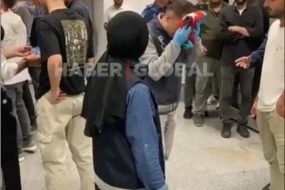 Bayrağımızı öpən türk polis mükafatlandırıldı - VİDEO/FOTO