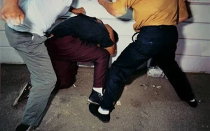 “Əlini kəsəcəyik” deyib telefonunu aldılar