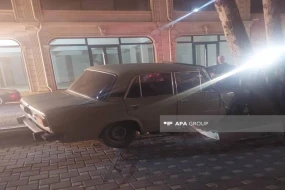 Gəncədə minik maşını ağaca çırpılıb - FOTO