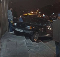 Bakıda qəza: \"VAZ\" səkiyə çıxdı - FOTO/VİDEO