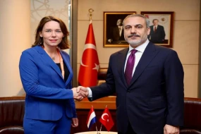 Fidan niderlandlı həmkarı ilə Quranı müzakirə etdi