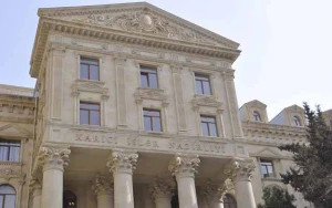 XİN brifinq keçirir - Canlı