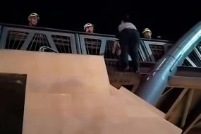 İntihara cəhd edən şəxs xilas olundu - ANBAAN VİDEO