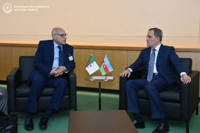 Ceyhun Bayramov əlcəzairli həmkarı ilə görüşdü