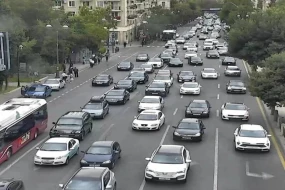 Bakının bir sıra yollarında tıxac yaranıb - SİYAHI