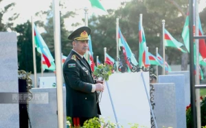 Müdafiə Nazirliyinin rəhbər heyəti Şəhidlər xiyabanını ziyarət edib - FOTO